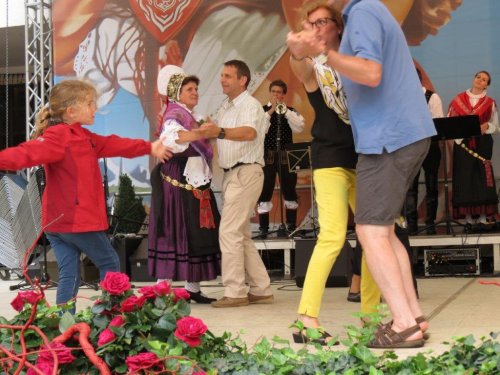 Na plesišče so privabili veliko plesalcev